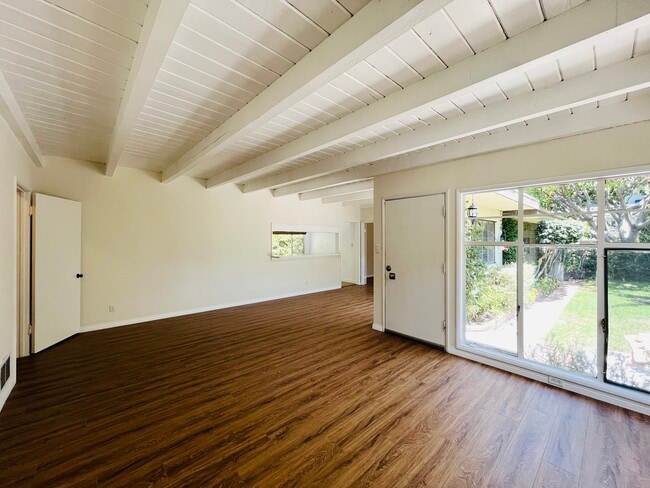 Building Photo - 1319 Barry Ave Unit 1319