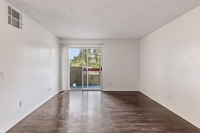 Photo - Updated 1BD/1BA Apartment in well maintained Complex in Sylmar. Unit 113