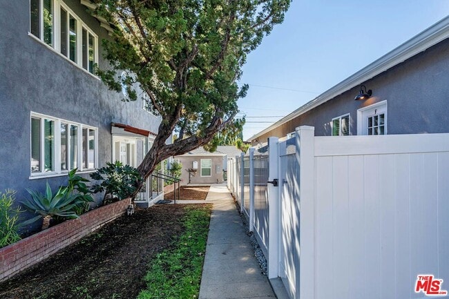 Photo - 1812 W Glenoaks Blvd