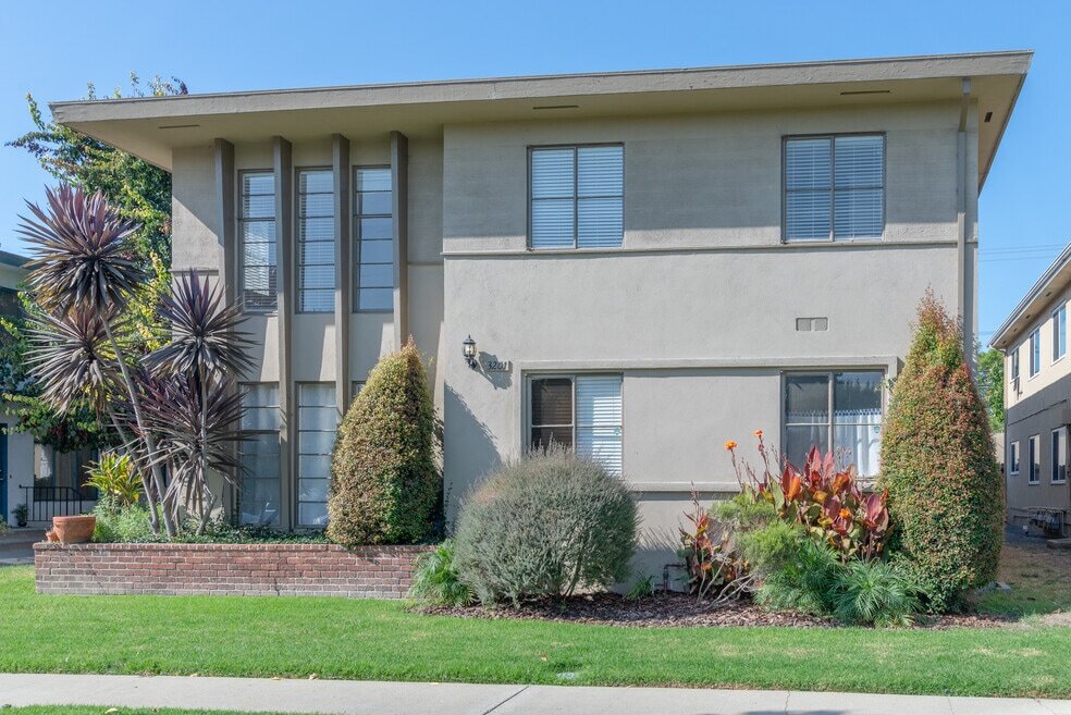 3D Tour - 3201 S Barrington Ave Unit F