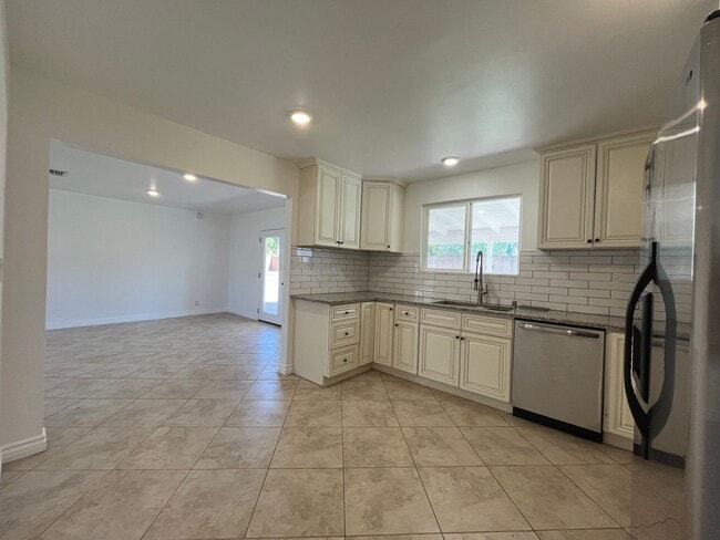Photo - Freshly prepped 5BR in Simi w/downstairs b...