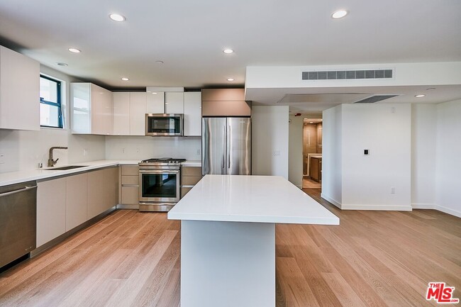Photo - 328 N Maple Dr Unit 306