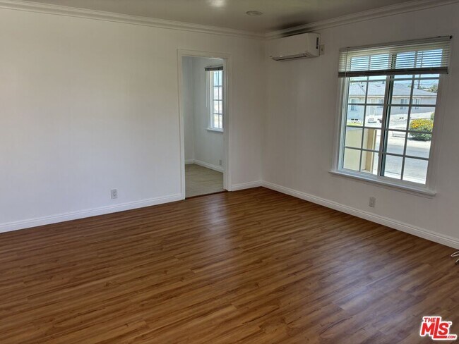 Photo - 8437 Lilienthal Ave