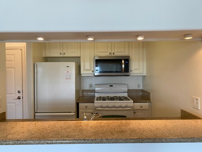 Kitchen w/ bar - 3120 Sepulveda Blvd Unit 411