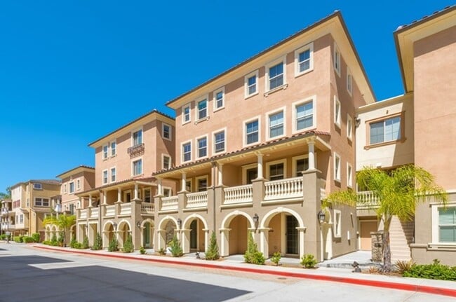 Building Photo - 4 Bedroom Townhome in the Promenade at Spectrum Community