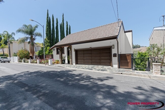 Spacious 5-Bedroom Home with Modern Amenit... - Spacious 5-Bedroom Home with Modern Amenit...