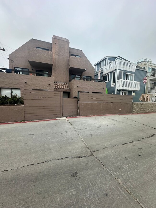 Building Photo - Mission Beach. 3 bedroom, 2.5 bath, 2 car garage, Unit 829