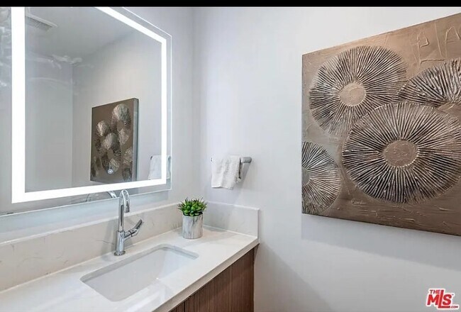 Photo - 1906 Overland Ave