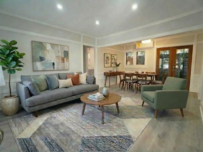 Photo - 6043 Selma Ave