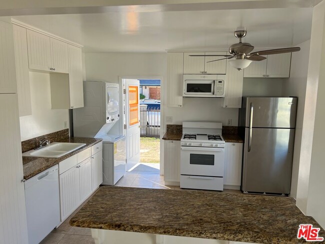 Building Photo - 13636 Cerise Ave Unit 1/2