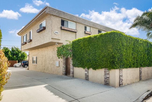 Building Photo - 2006 Manhattan Beach Blvd Unit A