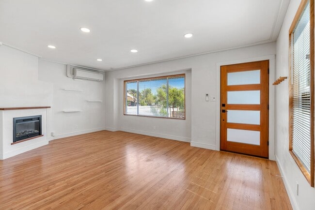 Photo - Move-in ready Magnolia Park gem — modern f...