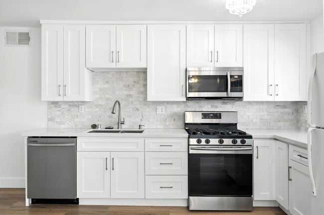 Photo - Tarzana Plaza