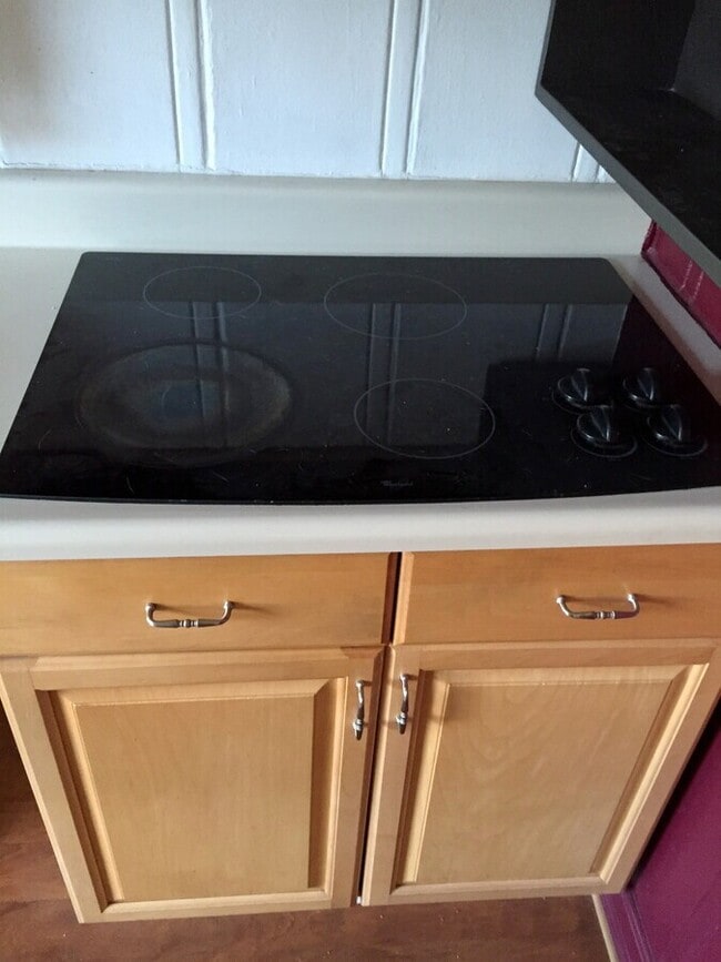 stove - 2085 Ivar Ave