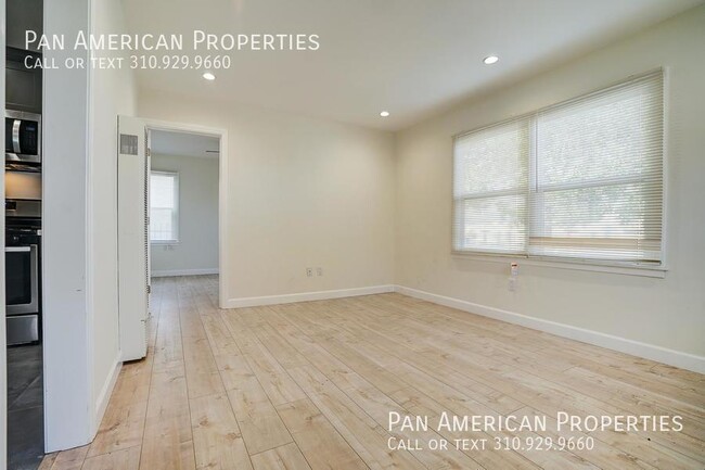 Building Photo - 1749 Cedar Ave Unit 04