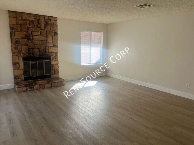 Photo - 43837 David St