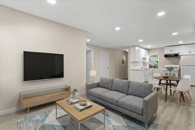 Building Photo - 3652 Fredonia Dr Unit B
