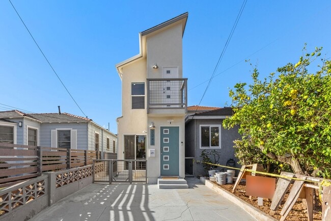 Building Photo - New built and fully furnished 2 bed 2. 5 baths in Point Loma