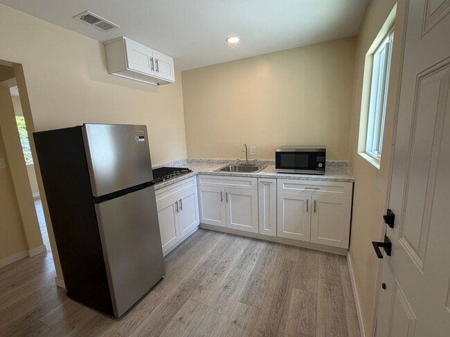 Photo - 7912 White Oak Ave Unit B