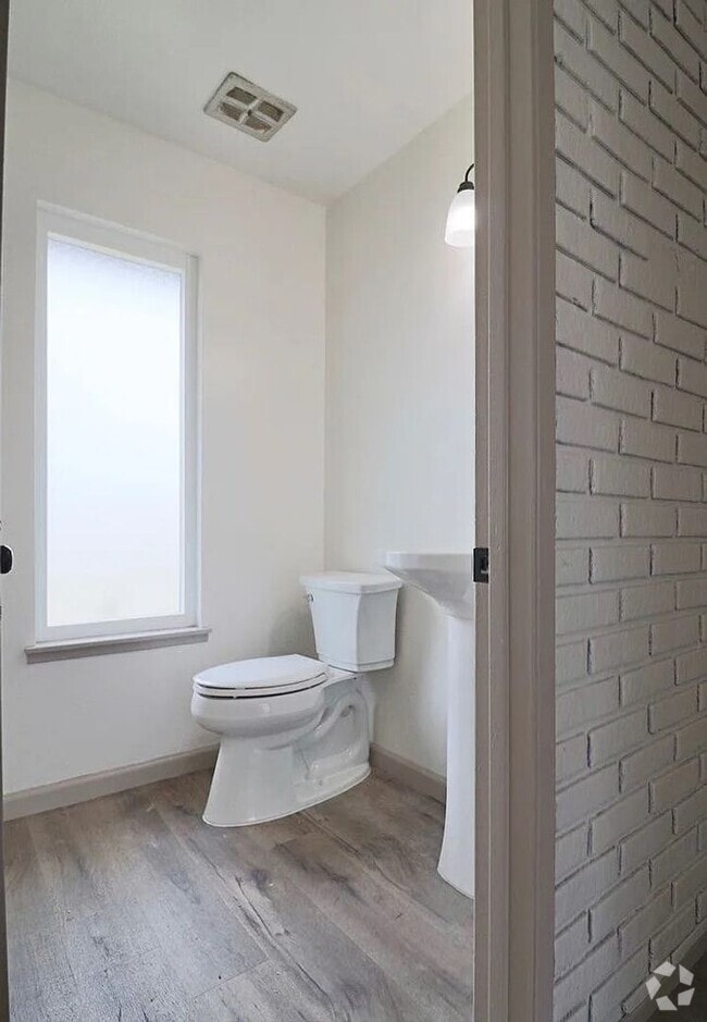 Building Photo - Charming 4-Bedroom Home in Quiet Cul-de-Sa...