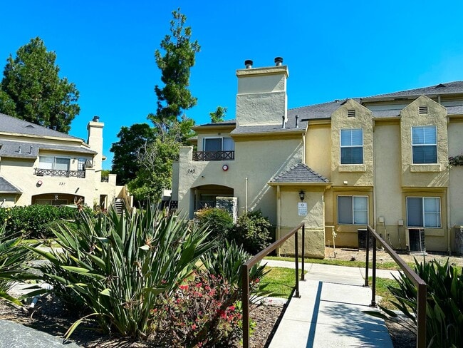 Building Photo - Lovely Spacious Eastlake Condo