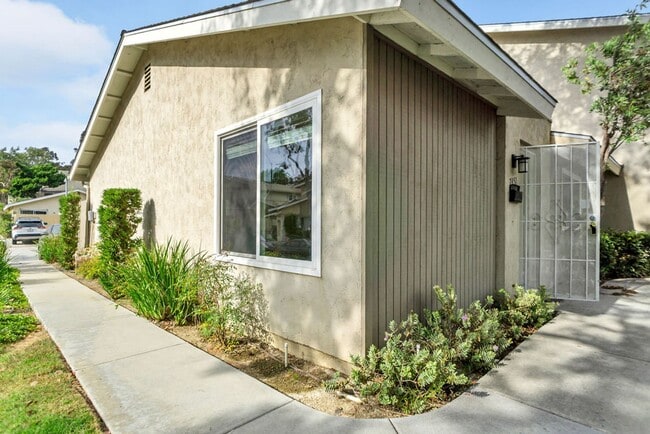 Building Photo - Nice two bedroom/one bath townhome in UTC....