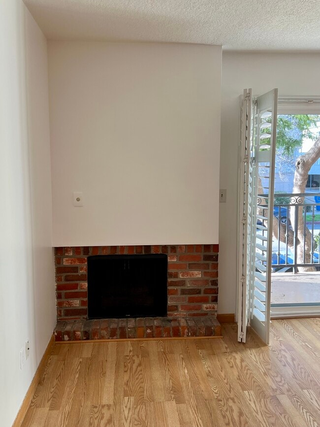 Fireplace - 608 Idaho Ave Unit 7