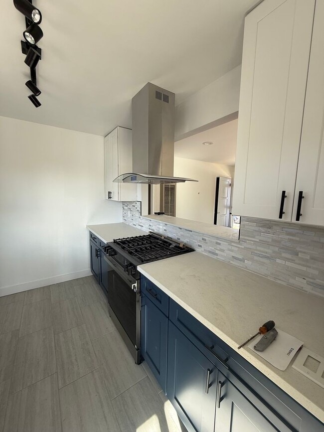 Building Photo - Beautifully Refurbished 2 Bedroom, 1 Bath Apartment