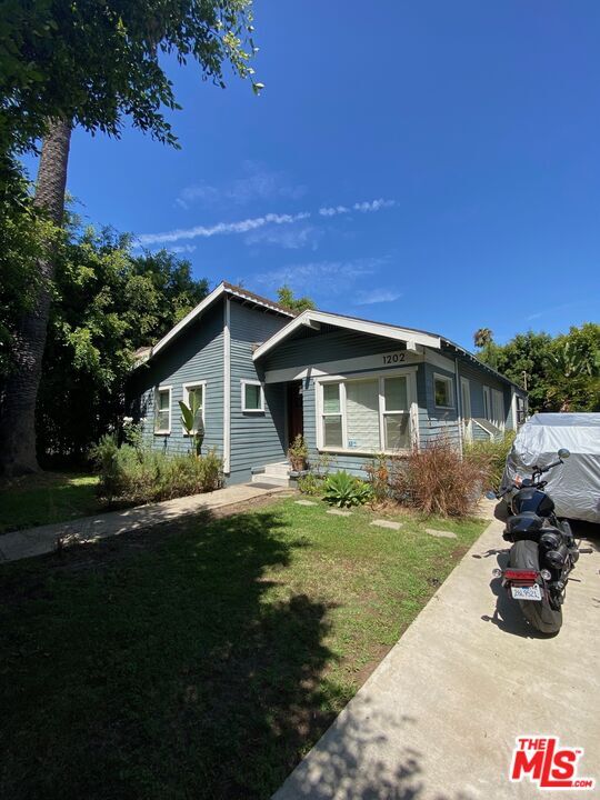 Photo - 1202 N Poinsettia Pl House