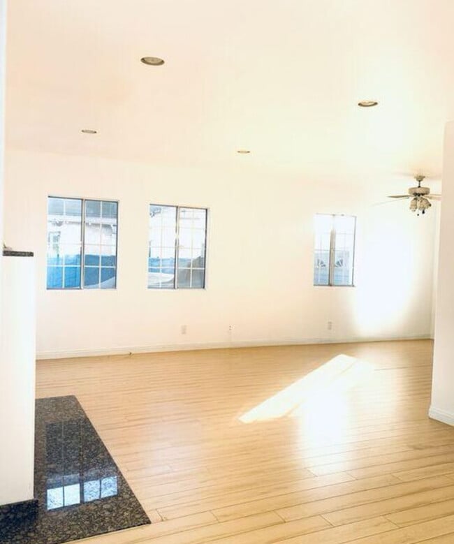 Photo - 1182 N Kingsley Dr