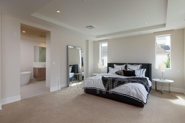 Photo - 450 N Palm Dr