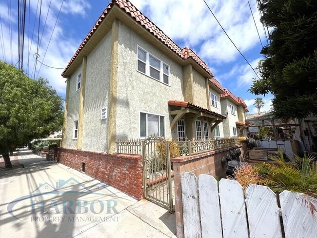 Building Photo - 426- 430 West 22nd Street Unit 428B