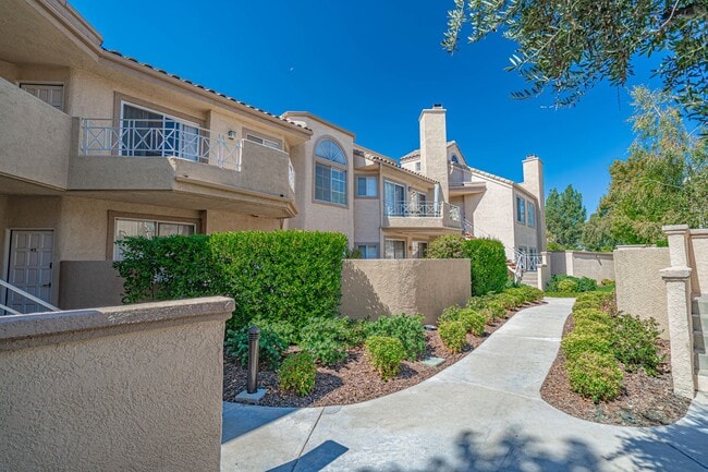 Building Photo - Santa Fe 2 Bedroom Condo for Rent! Unit 44