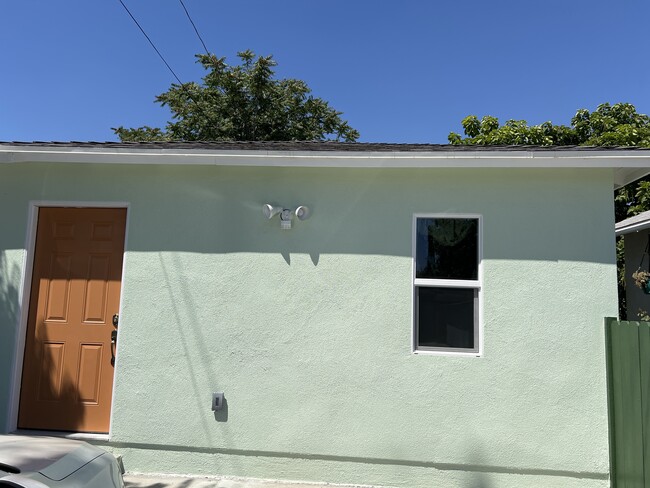Building Photo - 324 W Olive Ave Unit 1 Rental