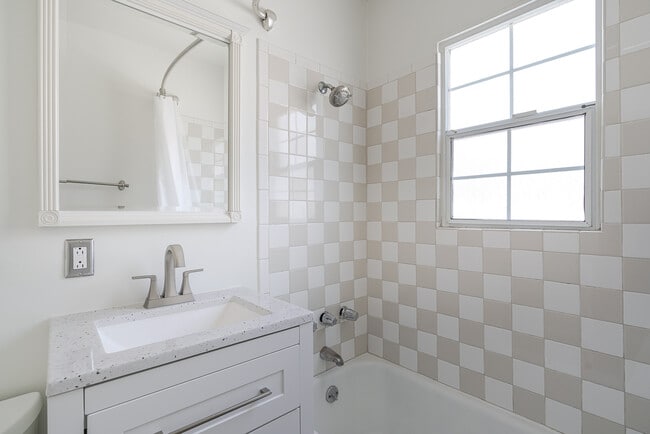 Bathroom unit #H - 330-350 Waldo Ave