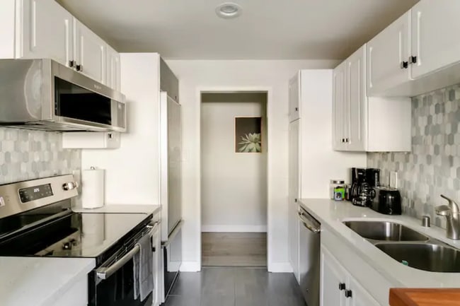 Full Kitchen - 12014 Kling St Unit 7