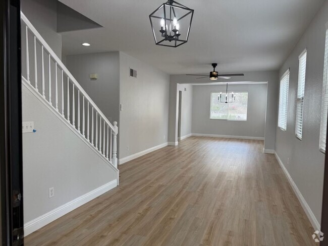 Building Photo - Spacious 6 bedroom 6 bathroom house in cov...