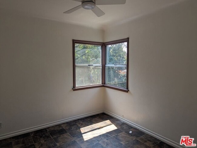 Photo - 644 W 40th Pl