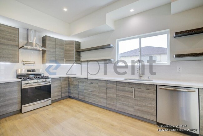 Photo - 5637 1/2 Riverton Ave