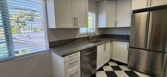 Photo - Kensington: Renovated Spacious Residence: Cook's kitchen, Includes parking Unit 4150 Monroe- 4148-1/2