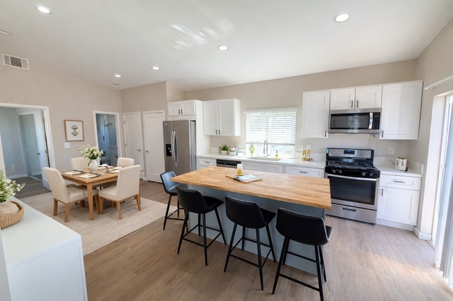 Building Photo - TV FURNISHED!! 4BD/2BA Private Yard and Off Street Parking!