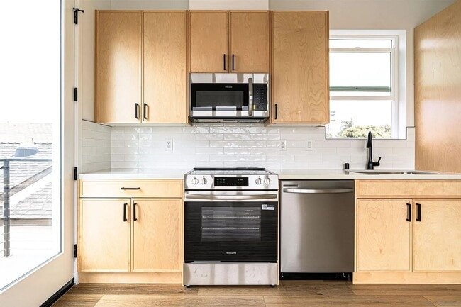 Building Photo - 2945 B St Unit 2947 B. St  1