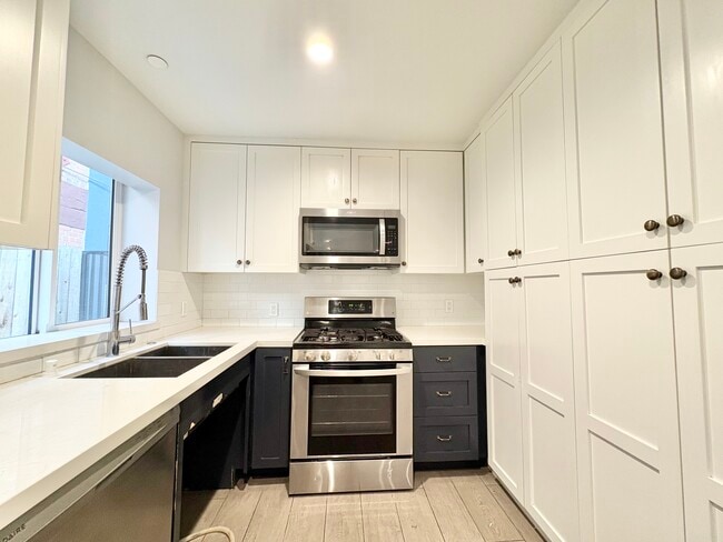 Photo - 6032 Romaine St Unit 4