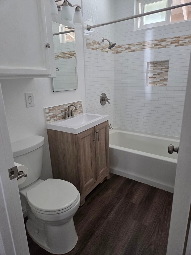 Photo - 553 Chatsworth Dr Unit 1