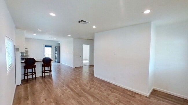 Photo - 3189 Sanchez St N