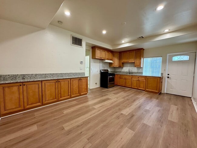 Building Photo - Upgraded 1 bedroom 1 bathroom, Great Glendale Location Unit 514 Hill Dr B