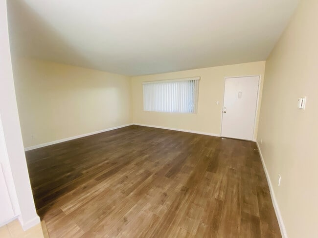 UNIT #4 LIVING ROOM - 10851 Moorpark St Unit 4