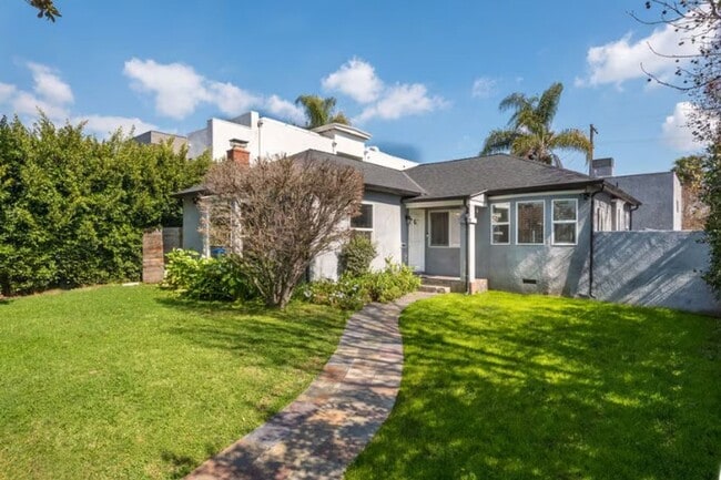 Building Photo - PRIVATE HOUSE.. POOL.  3 Bedroom + 2 Bath. In UNIT WASHER / DRYER