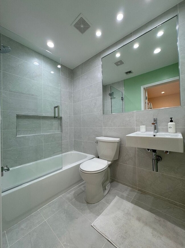 Photo - Modern 2-Bed, 2-Bath Residence in Prime West Hollywood Unit 2