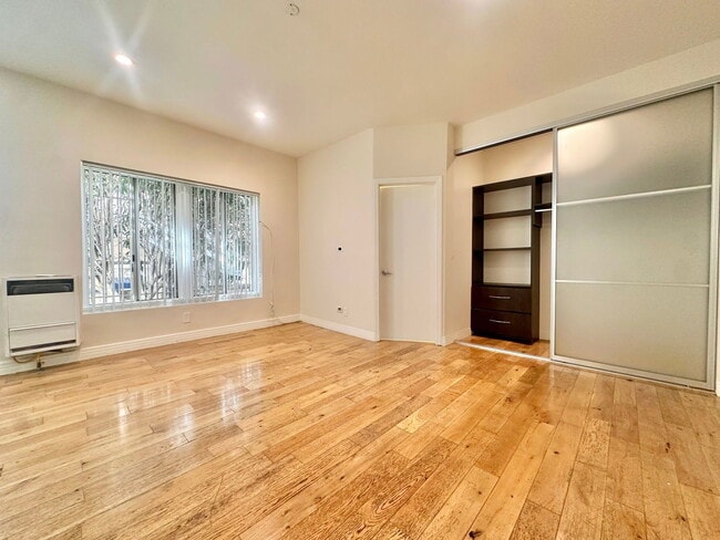 Photo - 4846 Rosewood Ave Unit 7